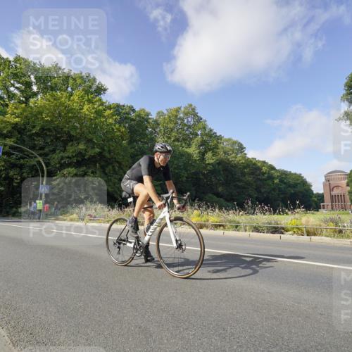 14.09.2025 - Stadtparktriathlon Michael Burmester http://msf.ph/oto/8892288 14.09.2025 11:03:16 Radfahren 646, 708, 788, 849, 877, 888 meine-sportfotos.de
