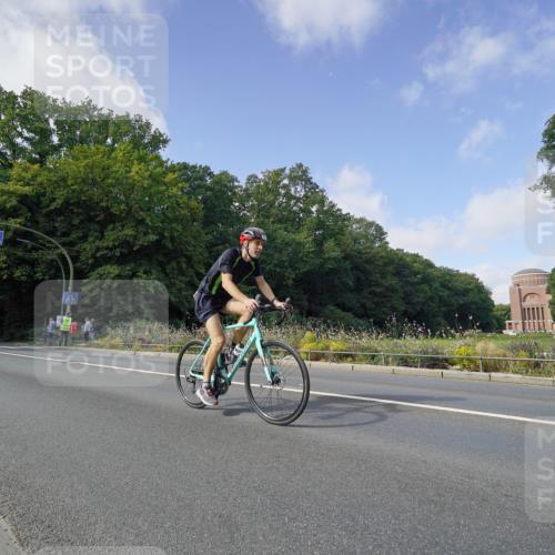 14.09.2025 - Stadtparktriathlon Michael Burmester http://msf.ph/oto/8892330 14.09.2025 11:04:27 Radfahren 628, 686, 771, 802, 803, 857 meine-sportfotos.de