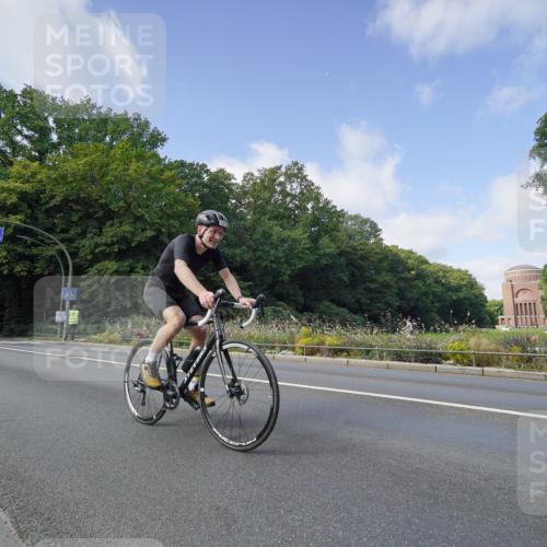 14.09.2025 - Stadtparktriathlon Michael Burmester http://msf.ph/oto/8892343 14.09.2025 11:05:03 Radfahren 737, 776, 826, 852, 867, 891, 919 meine-sportfotos.de