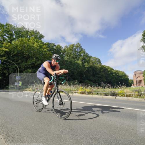 14.09.2025 - Stadtparktriathlon Michael Burmester http://msf.ph/oto/8892437 14.09.2025 11:08:36 Radfahren 842, 880, 901 meine-sportfotos.de