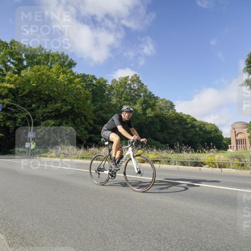 14.09.2025 - Stadtparktriathlon Michael Burmester http://msf.ph/oto/8892475 14.09.2025 11:10:17 Radfahren 732, 762, 806, 868, 877 meine-sportfotos.de