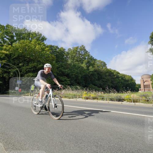 14.09.2025 - Stadtparktriathlon Michael Burmester http://msf.ph/oto/8892490 14.09.2025 11:11:35 Radfahren 740, 792, 822, 911, 914 meine-sportfotos.de