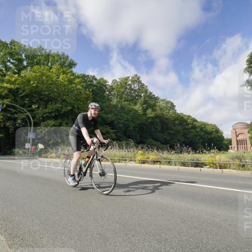 14.09.2025 - Stadtparktriathlon Michael Burmester http://msf.ph/oto/8892573 14.09.2025 11:15:11 Radfahren 886, 920 meine-sportfotos.de