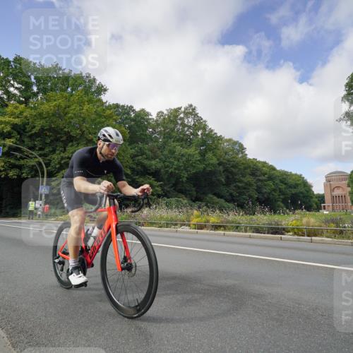 14.09.2025 - Stadtparktriathlon Michael Burmester http://msf.ph/oto/8892630 14.09.2025 11:18:07 Radfahren 909, 926, 961, 1016 meine-sportfotos.de