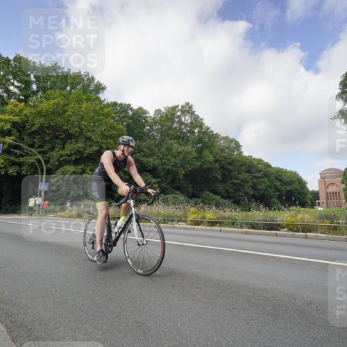 14.09.2025 - Stadtparktriathlon Michael Burmester http://msf.ph/oto/8892636 14.09.2025 11:18:23 Radfahren 902, 930, 935, 976 meine-sportfotos.de