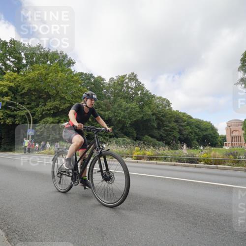 14.09.2025 - Stadtparktriathlon Michael Burmester http://msf.ph/oto/8892687 14.09.2025 11:20:06 Radfahren 833, 841, 925, 975, 984, 990 meine-sportfotos.de