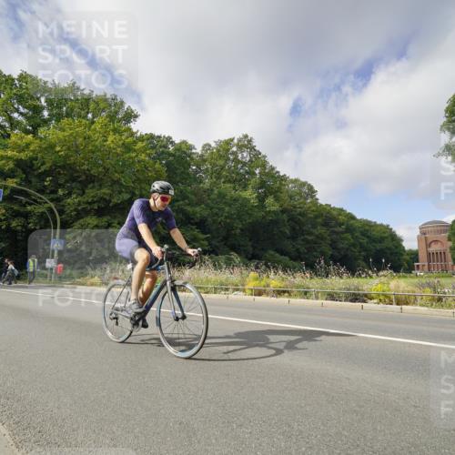 14.09.2025 - Stadtparktriathlon Michael Burmester http://msf.ph/oto/8892718 14.09.2025 11:21:13 Radfahren 822, 827, 973, 1012 meine-sportfotos.de