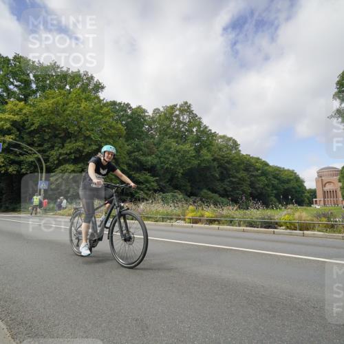 14.09.2025 - Stadtparktriathlon Michael Burmester http://msf.ph/oto/8892733 14.09.2025 11:22:02 Radfahren 939, 978, 1007, 1014, 1017 meine-sportfotos.de