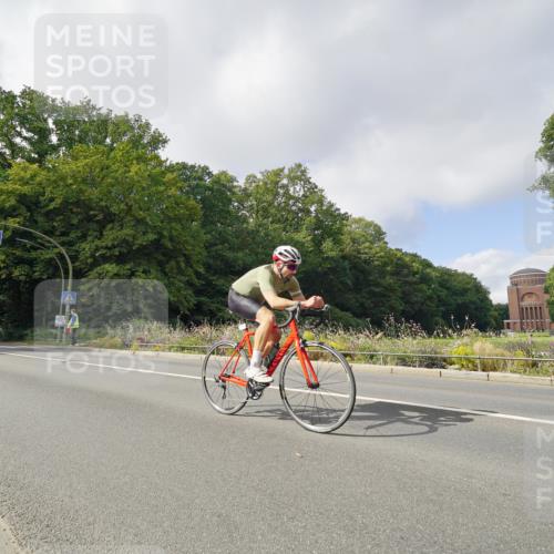 14.09.2025 - Stadtparktriathlon Michael Burmester http://msf.ph/oto/8893027 14.09.2025 11:35:01 Radfahren 924, 961, 985, 1082 meine-sportfotos.de