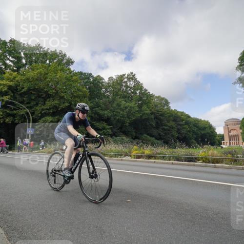 14.09.2025 - Stadtparktriathlon Michael Burmester http://msf.ph/oto/8893057 14.09.2025 11:36:04 Radfahren 925, 944, 1009, 1092, 1113 meine-sportfotos.de