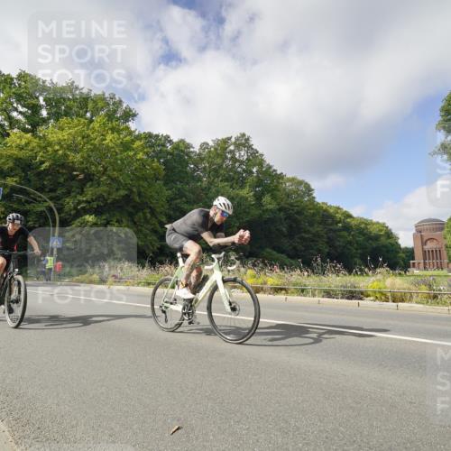 14.09.2025 - Stadtparktriathlon Michael Burmester http://msf.ph/oto/8893083 14.09.2025 11:37:07 Radfahren 854, 975, 1027, 1048 meine-sportfotos.de