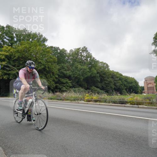 14.09.2025 - Stadtparktriathlon Michael Burmester http://msf.ph/oto/8893456 14.09.2025 11:51:19 Radfahren 962, 974, 976, 1040, 1043, 1057, 1080, 1083, 1101 meine-sportfotos.de