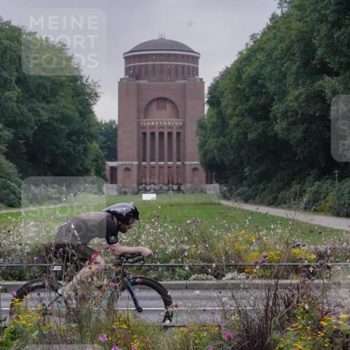14.09.2025 - Stadtparktriathlon Michael Burmester http://msf.ph/oto/8897624 14.09.2025 08:56:41 Radfahren 326, 333, 345, 366, 451 meine-sportfotos.de