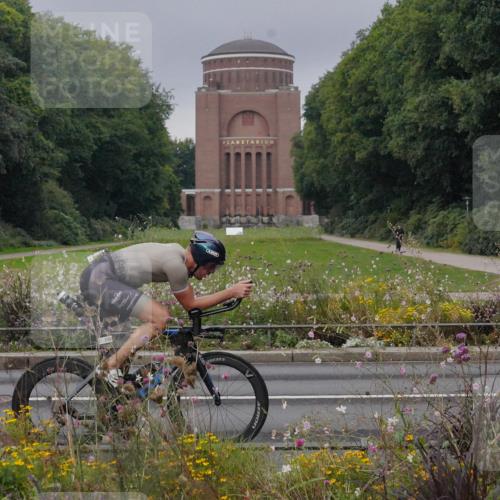 14.09.2025 - Stadtparktriathlon Michael Burmester http://msf.ph/oto/8901088 14.09.2025 09:23:03 Radfahren 303, 336, 434, 460, 462, 478, 484 meine-sportfotos.de