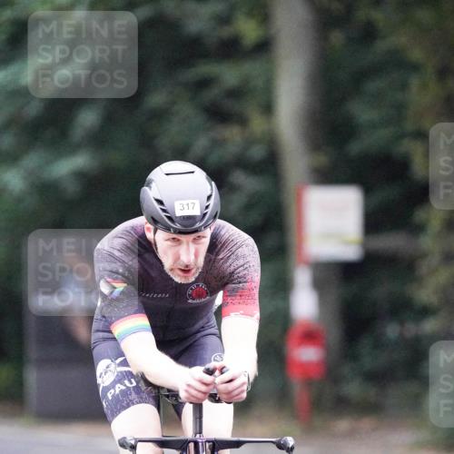 14.09.2025 - Stadtparktriathlon Michael Burmester http://msf.ph/oto/8906138 14.09.2025 09:05:45 Radfahren 317, 327, 330 meine-sportfotos.de