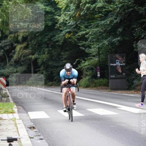 14.09.2025 - Stadtparktriathlon Michael Burmester http://msf.ph/oto/8908311 14.09.2025 09:28:30 Radfahren 311, 382, 400, 413, 414, 423, 430, 435, 448 meine-sportfotos.de
