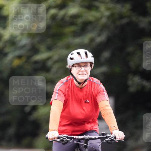 14.09.2025 - Stadtparktriathlon Michael Burmester http://msf.ph/oto/8909144 14.09.2025 09:57:13 Radfahren 542, 562, 586, 588, 594, 597, 605 meine-sportfotos.de