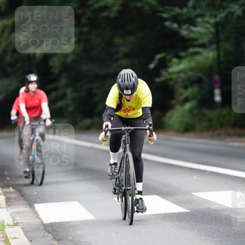 14.09.2025 - Stadtparktriathlon Michael Burmester http://msf.ph/oto/8909393 14.09.2025 10:06:03 Radfahren 605 meine-sportfotos.de