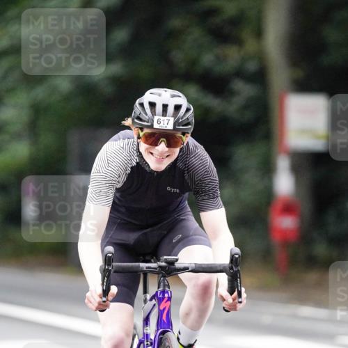 14.09.2025 - Stadtparktriathlon Michael Burmester http://msf.ph/oto/8909598 14.09.2025 10:12:18 Radfahren 617 meine-sportfotos.de