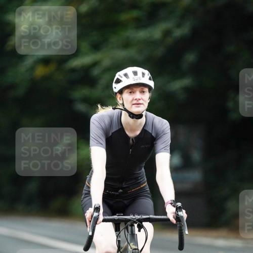 14.09.2025 - Stadtparktriathlon Michael Burmester http://msf.ph/oto/8909640 14.09.2025 10:13:34 Radfahren 526, 527, 546 meine-sportfotos.de