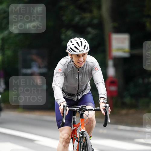 14.09.2025 - Stadtparktriathlon Michael Burmester http://msf.ph/oto/8909876 14.09.2025 10:22:01 Radfahren 527, 699, 712 meine-sportfotos.de