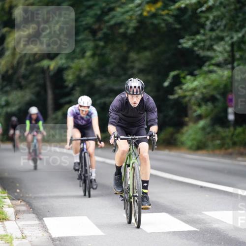 14.09.2025 - Stadtparktriathlon Michael Burmester http://msf.ph/oto/8910124 14.09.2025 10:28:46 Radfahren 592, 611, 619, 632, 720 meine-sportfotos.de