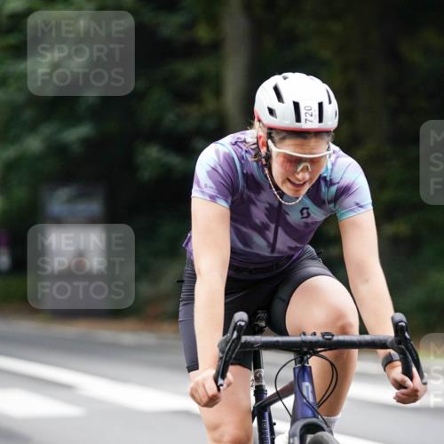 14.09.2025 - Stadtparktriathlon Michael Burmester http://msf.ph/oto/8910127 14.09.2025 10:28:49 Radfahren 592, 611, 619, 632, 694, 720 meine-sportfotos.de