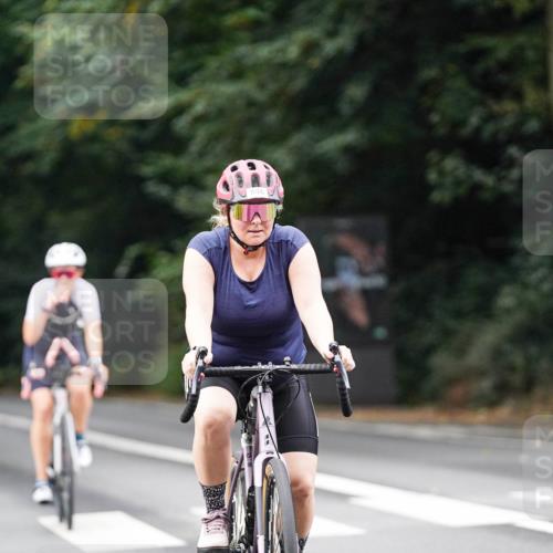 14.09.2025 - Stadtparktriathlon Michael Burmester http://msf.ph/oto/8910188 14.09.2025 10:30:37 Radfahren 527, 596, 642, 645, 697, 700 meine-sportfotos.de