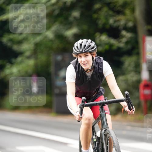 14.09.2025 - Stadtparktriathlon Michael Burmester http://msf.ph/oto/8910411 14.09.2025 10:37:43 Radfahren 639, 648 meine-sportfotos.de