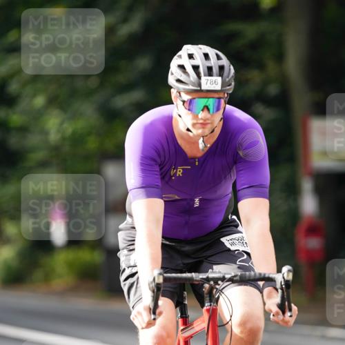 14.09.2025 - Stadtparktriathlon Michael Burmester http://msf.ph/oto/8910472 14.09.2025 10:39:13 Radfahren 636, 697, 732, 786, 801 meine-sportfotos.de