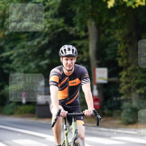 14.09.2025 - Stadtparktriathlon Michael Burmester http://msf.ph/oto/8910765 14.09.2025 10:53:12 Radfahren 734 meine-sportfotos.de