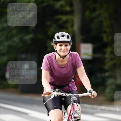 14.09.2025 - Stadtparktriathlon Michael Burmester http://msf.ph/oto/8910785 14.09.2025 10:53:57 Radfahren 668, 758 meine-sportfotos.de