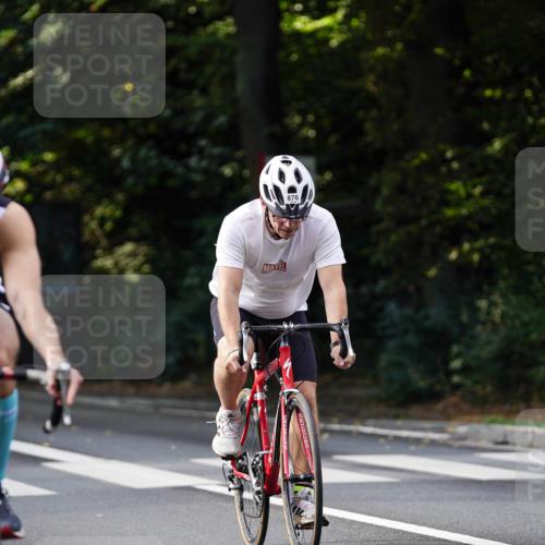 14.09.2025 - Stadtparktriathlon Michael Burmester http://msf.ph/oto/8911129 14.09.2025 11:01:23 Radfahren 749, 766, 808, 847, 876, 902 meine-sportfotos.de