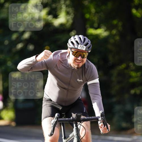 14.09.2025 - Stadtparktriathlon Michael Burmester http://msf.ph/oto/8911183 14.09.2025 11:02:15 Radfahren 682, 729, 732, 780, 875 meine-sportfotos.de