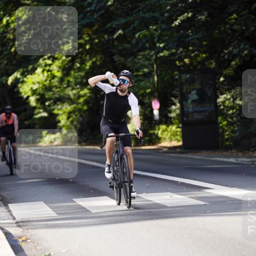 14.09.2025 - Stadtparktriathlon Michael Burmester http://msf.ph/oto/8911429 14.09.2025 11:08:21 Radfahren 758, 839, 878, 892, 915, 918 meine-sportfotos.de