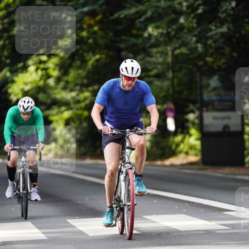 14.09.2025 - Stadtparktriathlon Michael Burmester http://msf.ph/oto/8911672 14.09.2025 11:15:49 Radfahren 739, 858, 875, 893, 918 meine-sportfotos.de