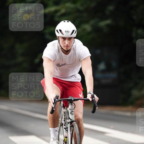 14.09.2025 - Stadtparktriathlon Michael Burmester http://msf.ph/oto/8911783 14.09.2025 11:19:29 Radfahren 846, 890, 905, 916, 942, 979 meine-sportfotos.de