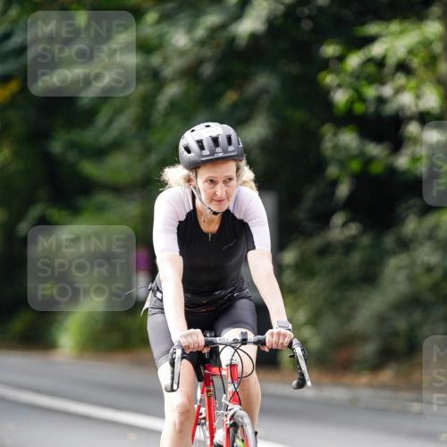 14.09.2025 - Stadtparktriathlon Michael Burmester http://msf.ph/oto/8911853 14.09.2025 11:20:57 Radfahren 937, 949 meine-sportfotos.de