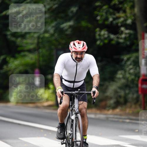 14.09.2025 - Stadtparktriathlon Michael Burmester http://msf.ph/oto/8911886 14.09.2025 11:21:49 Radfahren 828, 873, 927, 945, 955, 981 meine-sportfotos.de
