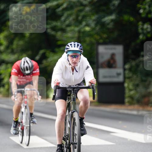 14.09.2025 - Stadtparktriathlon Michael Burmester http://msf.ph/oto/8911889 14.09.2025 11:21:54 Radfahren 828, 873, 945, 978, 981 meine-sportfotos.de