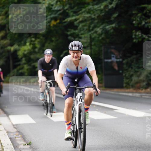14.09.2025 - Stadtparktriathlon Michael Burmester http://msf.ph/oto/8911961 14.09.2025 11:23:05 Radfahren 829, 851, 882, 918, 920, 946, 948, 963 meine-sportfotos.de
