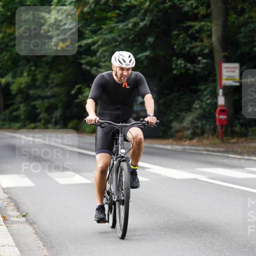 14.09.2025 - Stadtparktriathlon Michael Burmester http://msf.ph/oto/8912001 14.09.2025 11:23:55 Radfahren 824, 878, 895, 940, 943, 986, 1008, 1011 meine-sportfotos.de