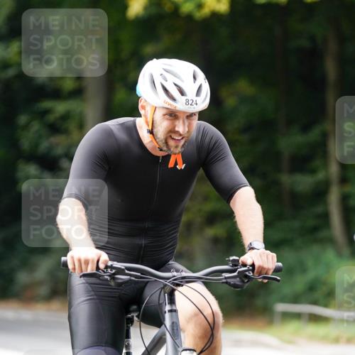 14.09.2025 - Stadtparktriathlon Michael Burmester http://msf.ph/oto/8912002 14.09.2025 11:23:55 Radfahren 824, 878, 895, 940, 943, 986, 1008, 1011 meine-sportfotos.de
