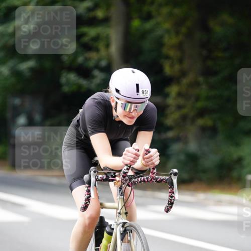 14.09.2025 - Stadtparktriathlon Michael Burmester http://msf.ph/oto/8912071 14.09.2025 11:26:13 Radfahren 835, 930, 951 meine-sportfotos.de
