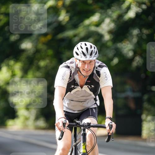 14.09.2025 - Stadtparktriathlon Michael Burmester http://msf.ph/oto/8912298 14.09.2025 11:32:07 Radfahren 877, 878, 900, 915, 966 meine-sportfotos.de