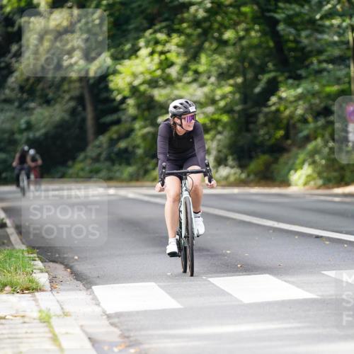 14.09.2025 - Stadtparktriathlon Michael Burmester http://msf.ph/oto/8912393 14.09.2025 11:34:51 Radfahren 976, 979 meine-sportfotos.de