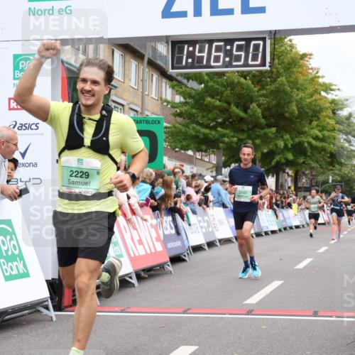 21.09.2025 - PSD Bank Halbmarathon Strokosch-Dieckow http://msf.ph/oto/8917978 21.09.2025 11:46:13 Ziel 2141, 2229, 2235 meine-sportfotos.de