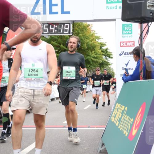 21.09.2025 - PSD Bank Halbmarathon Strokosch-Dieckow http://msf.ph/oto/8919924 21.09.2025 11:53:42 Ziel 1254, 1366, 1724, 1770, 2199, 2246, 2309, 2401, 2537, 2552, 2625, 2687, 2804, 2876, 2947, 3901 meine-sportfotos.de
