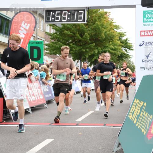 21.09.2025 - PSD Bank Halbmarathon Strokosch-Dieckow http://msf.ph/oto/8921560 21.09.2025 11:58:37 Ziel 1197, 1275, 1276, 1322, 1610, 2289, 2324, 2343, 2637, 2826, 2832, 2858, 2961, 3032, 3092, 3099, 3170, 3314, 3960, 4044 meine-sportfotos.de