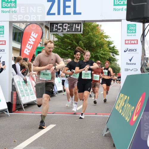 21.09.2025 - PSD Bank Halbmarathon Strokosch-Dieckow http://msf.ph/oto/8921575 21.09.2025 11:58:37 Ziel 1197, 1275, 1276, 1322, 1610, 2289, 2324, 2343, 2637, 2826, 2832, 2858, 2961, 3032, 3092, 3099, 3170, 3314, 3960, 4044 meine-sportfotos.de
